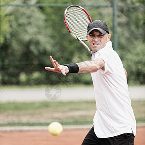 男子网球运动员正手击球图片