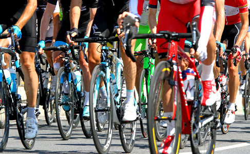 欧洲周期道路竞赛期间的体育骑图片
