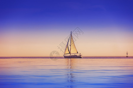 帆船游艇和深蓝的天空图片