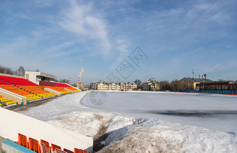 冬天被雪覆盖的体育场图片