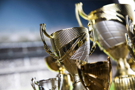 记者：巴萨19岁中卫奥尔梅多今日接受手术，预计伤缺三个月