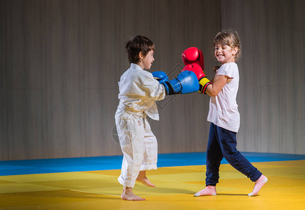 麦肯尼：我们表现有所进步但遗憾没拿到3分 新教练带来了新思路