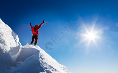 登山者庆祝登顶概念胜利成功图片