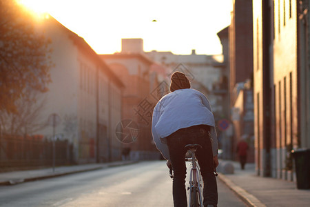 城市自行车骑自行车的人在日落时骑自行车图片