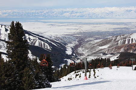 山坡冬季Issyk图片