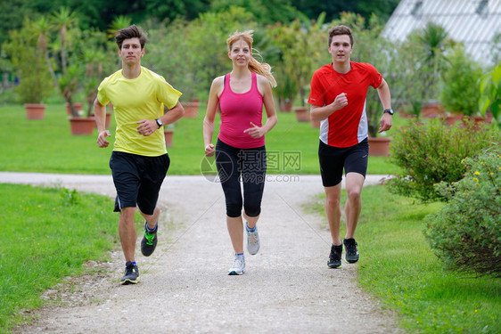 一群在公园里慢跑的运动员图片