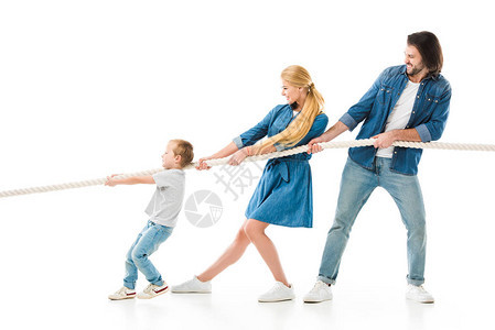 幸福的家庭拉绳子拉着绳子玩着在白图片