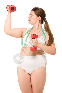 胖女人用哑铃进行测量磁带训练在白图片