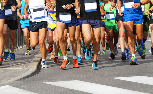 马拉松赛跑步者在马拉松期间穿过城市图片