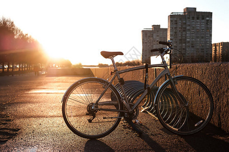 自行车站在一个特殊的停车位上在日图片