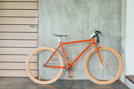 橙色自行车停放装饰室内客厅现代风格水图片