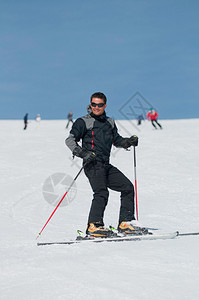 滑雪斜坡上的滑雪机其背图片