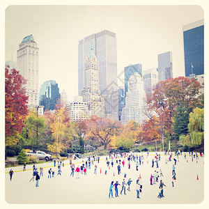 纽约中央公园的冰滑溜冰者们玩得开心秋季与Instagra图片