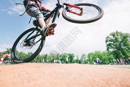 骑自行车的诡计一个年轻人跳上山地自行车图片