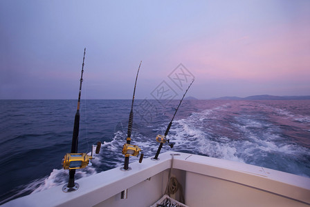 在公海上航行的渔具和渔民船捕图片