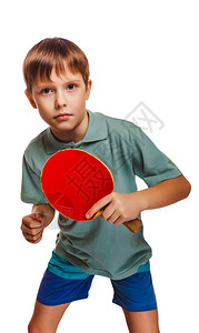 金发的打乒乓球的男孩打桌网球背手以白种背景孤背景图片