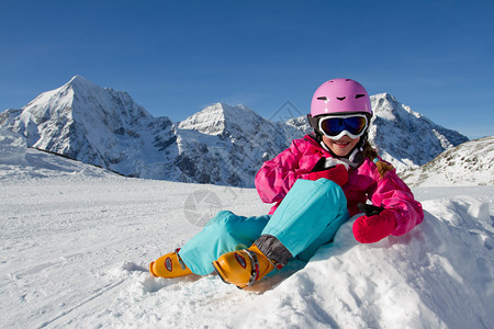 滑雪者孩子冬天雪和在雪图片