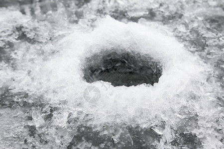 冬季冰钓的冰洞背景图片