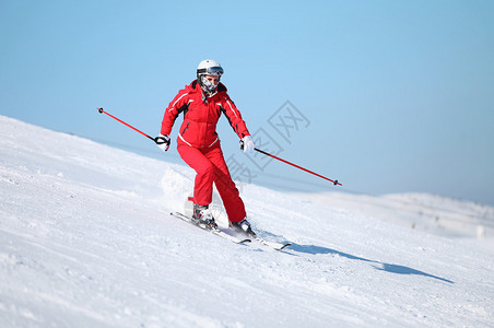 山坡上的女滑雪者图片