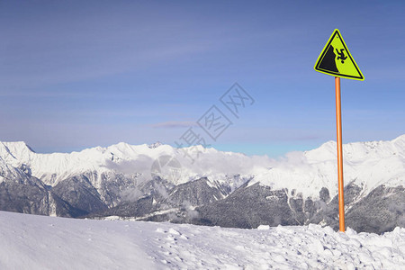 高雪山滑雪图片
