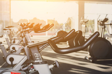 现代健身房内部与设备健身俱乐部与训练运动自行车把行健康的图片