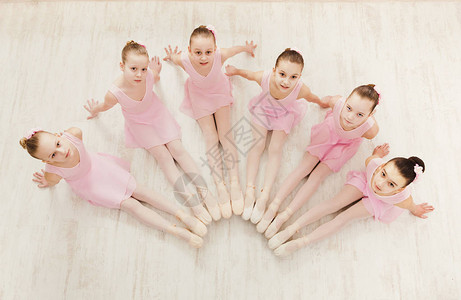 芭蕾舞工作室的小芭蕾舞演员图片