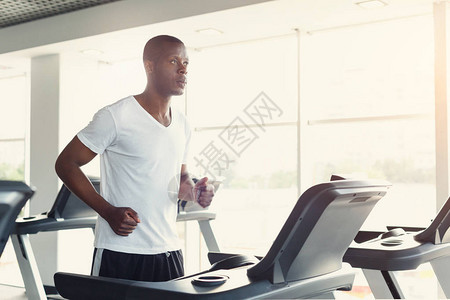 年轻严肃英俊的非裔美国人在健身俱乐部图片