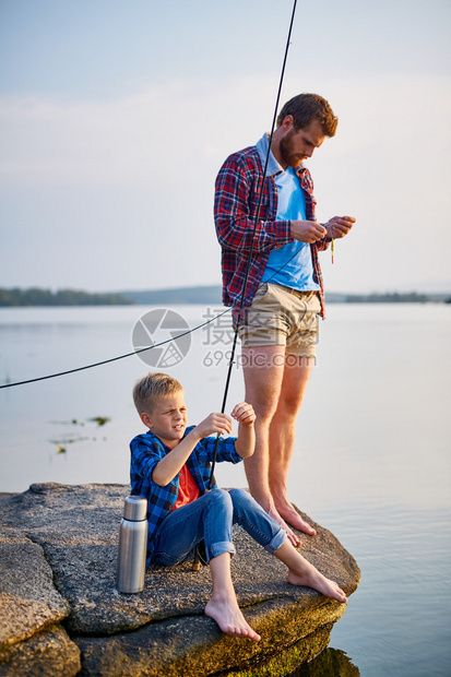 父亲和儿子通过钓鱼度过周末图片