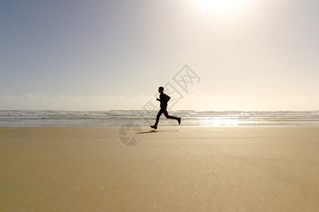 男在海滩慢跑锻炼图片
