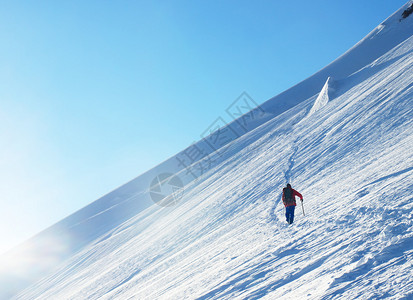 人过雪山图片