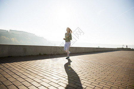 在公园里跑步的年轻女子图片