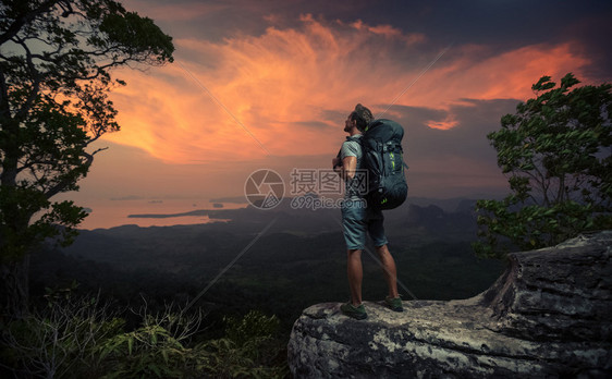 山顶的登山者站在山顶看图片