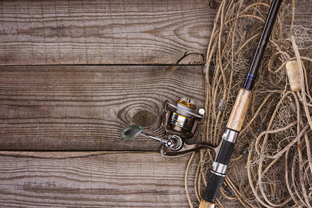 木板上渔网和钓鱼竿的俯视图图片