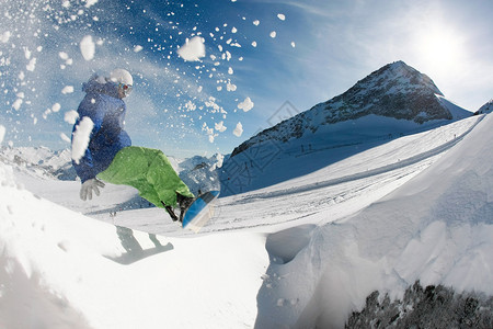 冬季的雪地滑雪者照片在图片