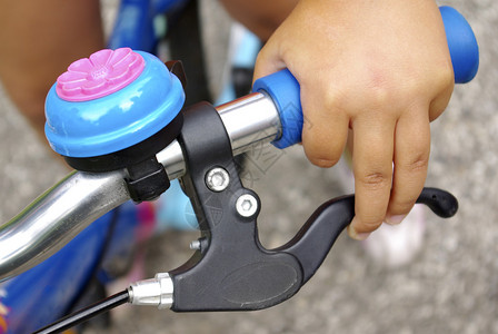 儿童自行车的铃铛刹车和把手细节图片