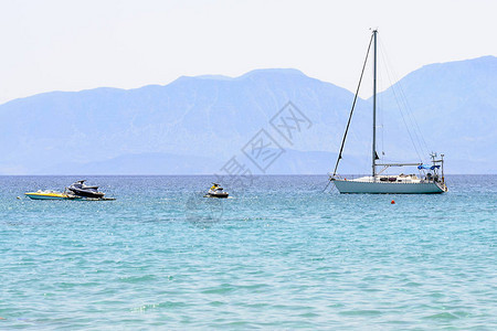 美丽的海景与蓝色的大海中的白色帆船图片
