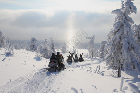 雪地摩托上的员图片