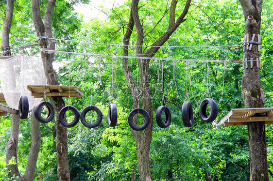 森林中训练营的绳索摇摆桥图片