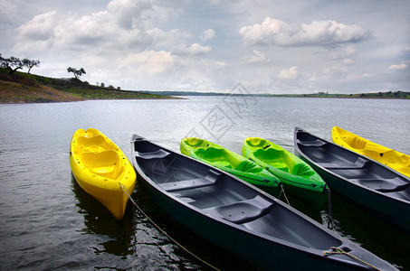 绿色和黄色的皮艇和独木舟图片