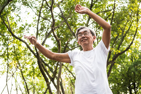老年亚洲人在公园里锻炼运动保健图片