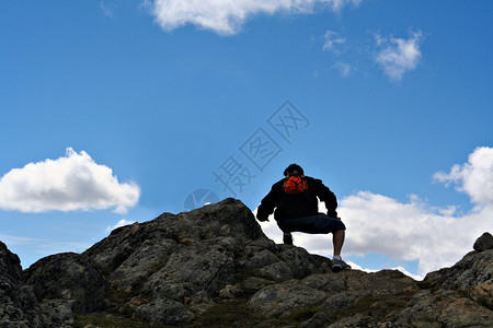 山顶登山徒图片