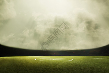 足球场和阴云天空图片