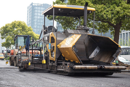 道路上的沥青路面压路机图片