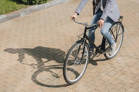 城市中骑自行车骑自行图片