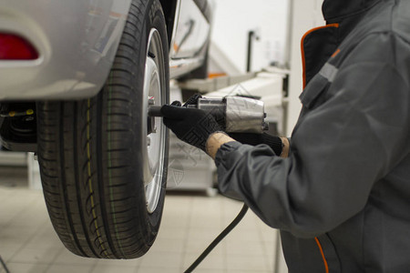 轮胎服务自动紧固车轮螺栓背景图片
