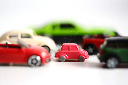 白色背景多玩具车小型车的交通拥图片
