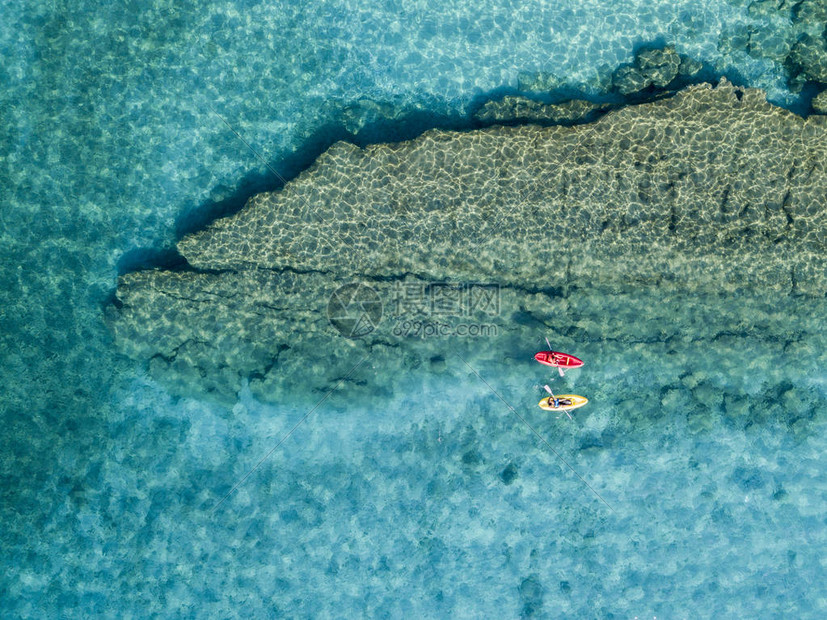 漂浮在透明海面上的独木舟的鸟瞰图海上的沐浴者赞布罗内图片