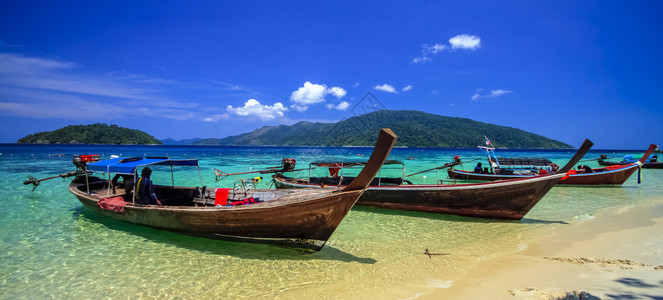 传统泰国长尾船在海滩上图片
