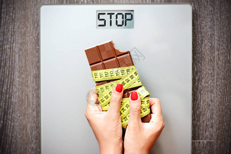 停止吃甜食健康饮食概念和测量胶带图片