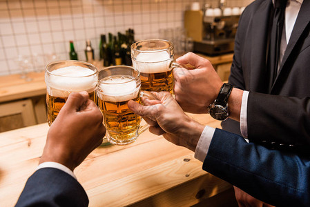 在酒吧一起喝啤酒的商人被拍图片